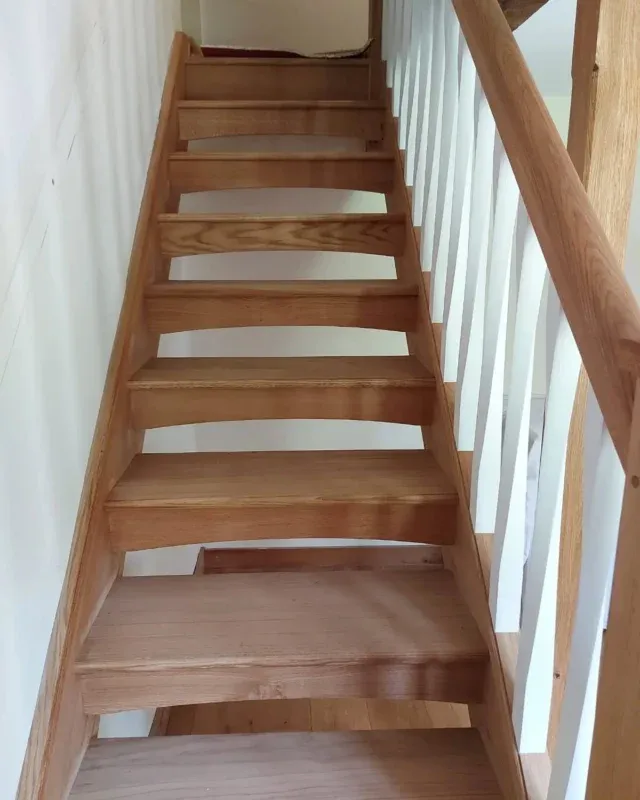 Staircase in! Really pleased with how this one has turned out 😁 Oak staircase with open treads, and twisted painted spindles.
Great work by the team 👍🏻 
.
.
.
#joineryworkshop #joinery #carpentry #carpentryskills #woodwork #woodenstairs #staircase #opentreads #oakstaircase #homeimprovements