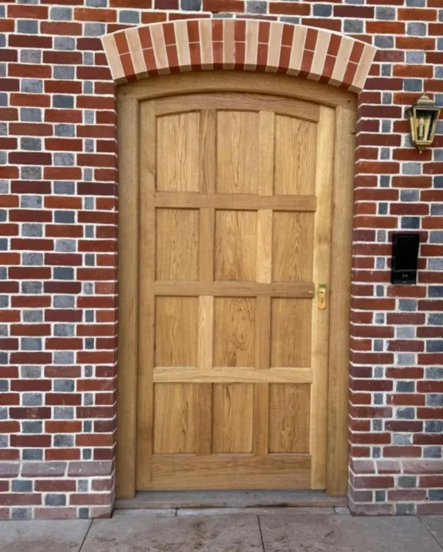 Lovely to see this beautiful oak door in place, with some stunning brickwork by @pegasus_builders ⚒️
#oakdoor #joinery #woodwork #oak #homeimprovements