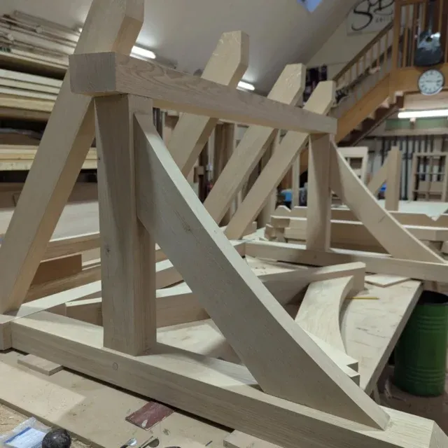 We're very much enjoying the autumn colours here at the joinery - although it was a pretty chilly start to the day today! We've got some beautiful oak canopies underway in the workshop 😍 
#joineryworkshop #joineryshop #oak #oakcanopy #autumn #woodwork #bespokejoinery