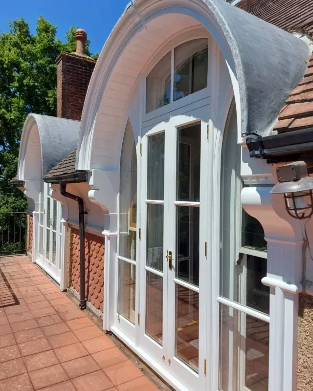 A fantastic, interesting project replacing these Edwardian curved doors and windows. A tricky installation but looking great now! We are very pleased with the final outcome 😁 
.
.
.
#joineryworkshop #joinery #carpentry #carpentryskills #woodwork #timber #edwardian #curveddoors #homeimprovements #home #renovation