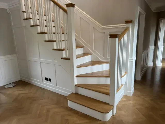 We're really pleased with this beautiful staircase installed a few months back. The open/cut strings look fantastic with the clustered spindles. Get in touch to discuss your new staircase 🤩 
#joineryworkshop #joinery #staircase #openstrings #craftmanship #carpentry #homeimprovements
